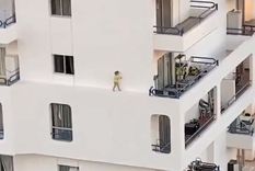 aterrador: una nena corrio por la cornisa de un edificio