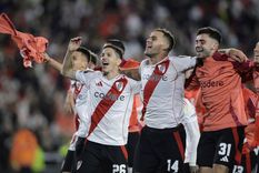 Los jugadores celebraron de cara a los hinchas. Foto: Fotobaires