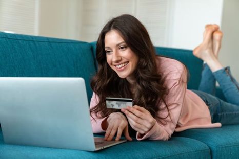 Cada vez más gente opta por hacer sus operaciones y vincularse con los bancos a través de dispositivos electrónicos en lugar de asistir a una sucursal.