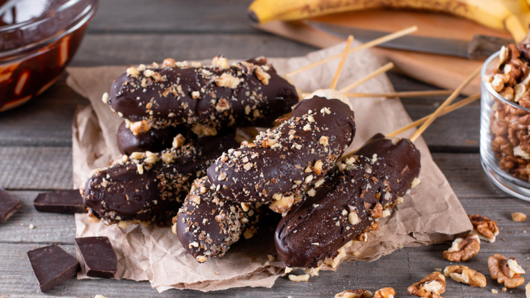 La receta de bananas bañadas con chocolate es uno de los postres más fáciles de preparar. La receta de bananas bañadas con chocolate es uno de los postres más fáciles de preparar.