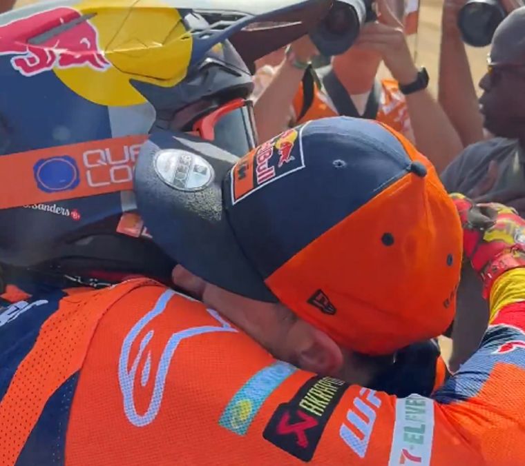 Abrazo de campeones en el final del Dakar 2026.