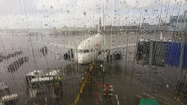 Varios vuelos desde el Aeroparque Metropolitano Jorge Newbery sufren demoras y cancelaciones debido a la intensa tormenta de Santa Rosa que afecta al AMBA. Foto: NA