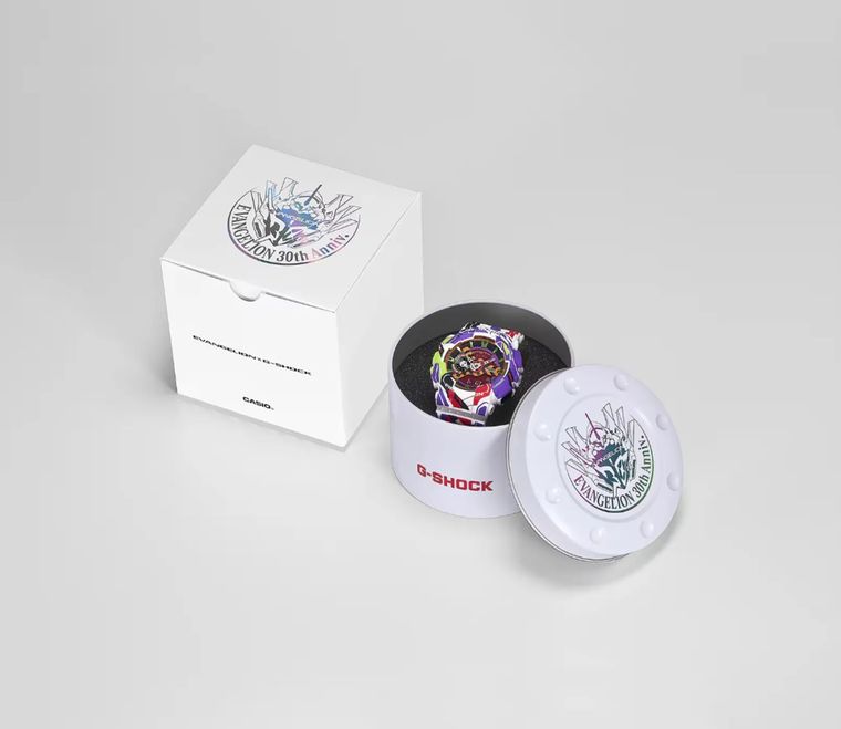 El diseño, supervisado por Ikuto Yamashita, combina resina blanca con detalles morado y verde, y suma la Lanza de Longinus integrada en la correa. El diseño, supervisado por Ikuto Yamashita, combina resina blanca con detalles morado y verde, y suma la Lanza de Longinus integrada en la correa.