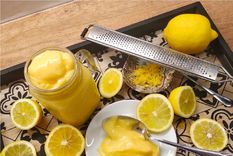 Esta crema de limón es deliciosa, fácil y se necesita muy poco tiempo para hacerla. Si no te gusta el limón puedes hacerla con naranja. Foto: Instagram @lagurudelmicroondas