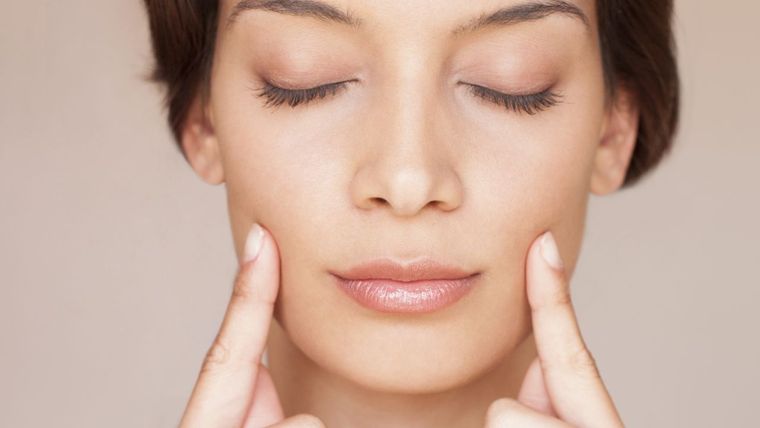 Incorpora ejercicios faciales a tu rutina de gimnasia y te sentirás mucho mejor. Foto: Rouge