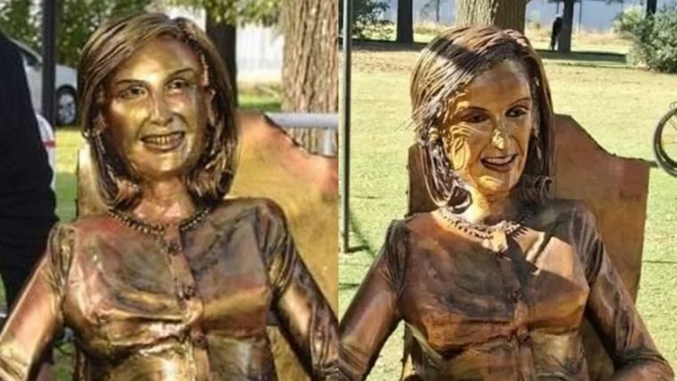 La estatua sufrió modificaciones. La estatua sufrió modificaciones.
