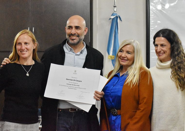 Germán Di Césare, el enólogo reconocido, junto a la diputada Balsells Miró (centro). Germán Di Césare, el enólogo reconocido, junto a la diputada Balsells Miró (centro).