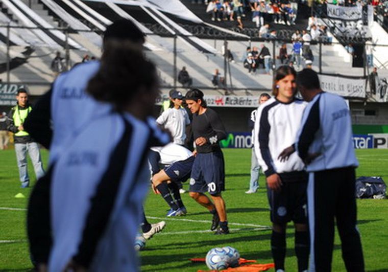 La Lepra sale a escena antes del partido de esta tarde. Foto: Marcelo Ruiz