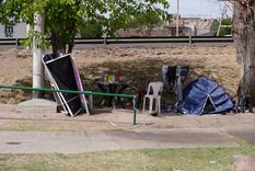 El refugio de Rosa Bolívar y Federico Ortiz frente al Hospital Italiano de Mendoza. Foto: Rodrigo DAngelo / MDZ