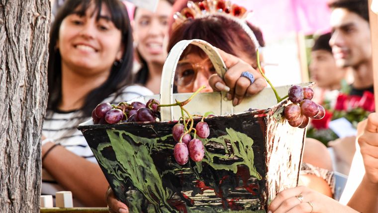 Las uvas no podían faltar en esta previa, una de las simpatizantes regalaba racimos a los periodistas. Las uvas no podían faltar en esta previa, una de las simpatizantes regalaba racimos a los periodistas.