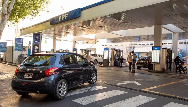 En octubre se reactivó la venta de combustibles luego de once meses en rojo. Foto: Santiago Tagua/MDZ