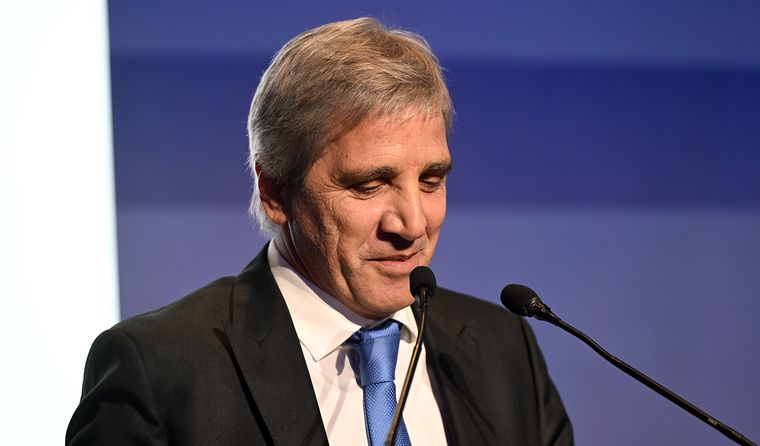 Luis Caputo pasó por Mendoza y recibió un fuerte respaldo empresario a su discurso. Luis Caputo pasó por Mendoza y recibió un fuerte respaldo empresario a su discurso.