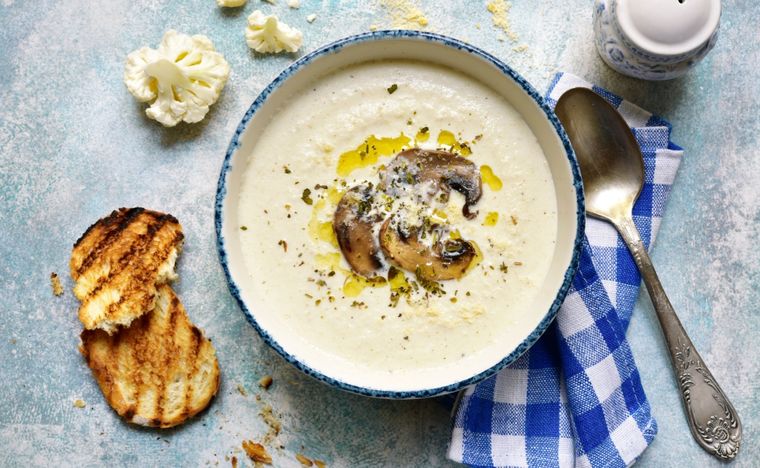 Sopa de coliflor y champiñones Una receta simple y en pocos pasos de sopa de coliflor y champiñones para hacer en pocos pasos. Foto: Shutterstock