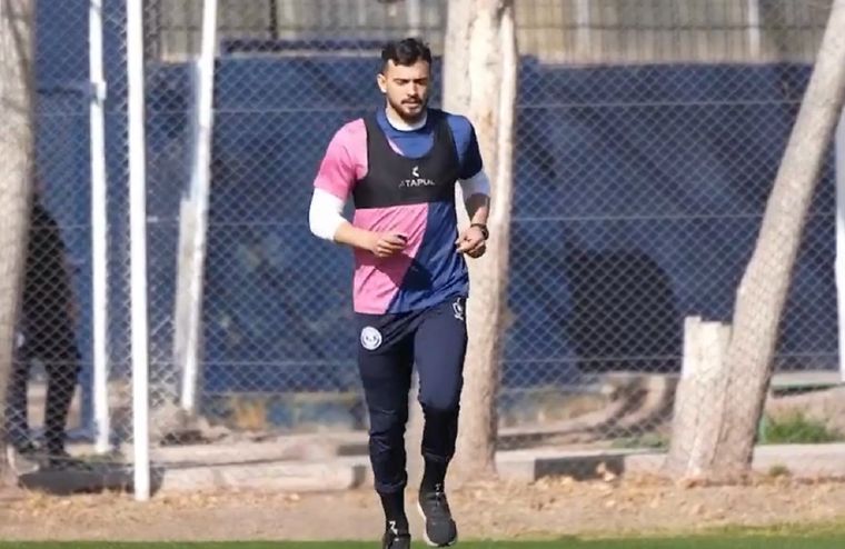 Victorio Ramis trota alrededor de la cancha de la Ciudad Deportiva. El regreso de Pipe en los Azules está cada vez más cerca.&nbsp;&nbsp;