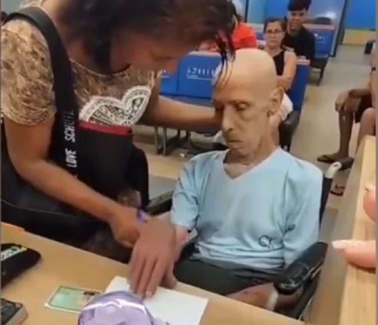 El hombre llevaba algunas horas muerto Foto: Captura de video