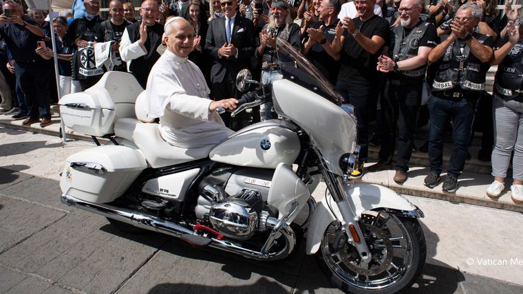 El Papa León XIV bendice una BMW R 18 Transcontinental que ayudará a niños en Madagascar