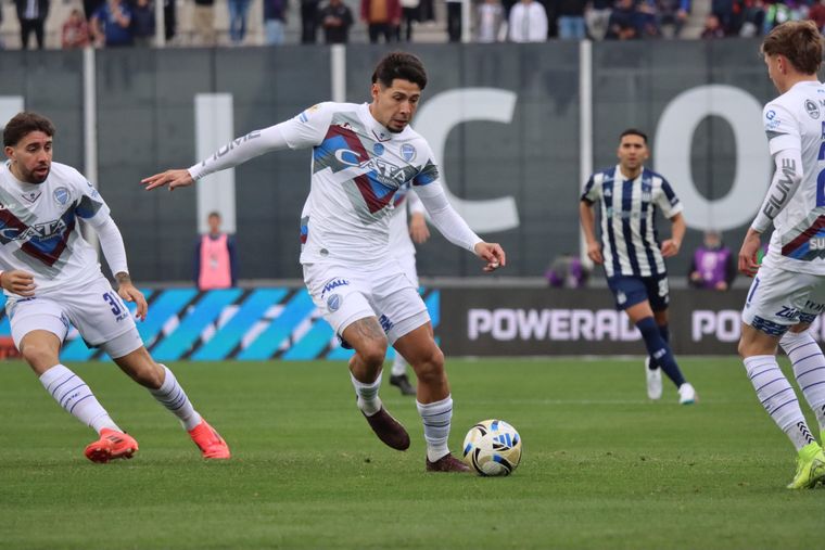 El Indio Fernández conduce el balón. El Tomba busca el primero en Córdoba.