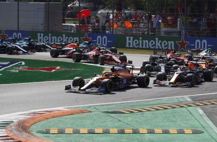 Daniele Ricciardo ganó su primera carrera de la temporada Foto: EFE