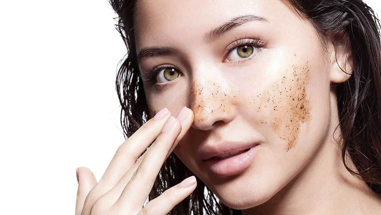 Luce una piel de parcela con una mascarilla de café ¡Dile adiós a las arrugas!