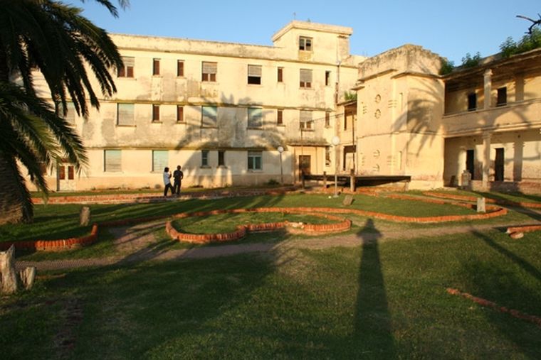 El Gran Hotel Viena en Miramar es famoso por sus leyendas paranormales y visitas nocturnas guiadas que atraen a curiosos de todo el país. El Gran Hotel Viena en Miramar es famoso por sus leyendas paranormales y visitas nocturnas guiadas que atraen a curiosos de todo el país.