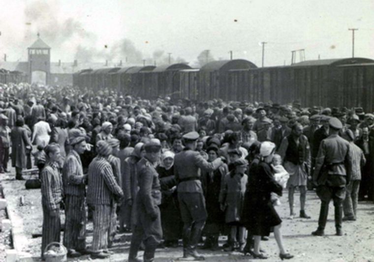 Los soldados alemanes seleccionado prisioneros en Auschwitz. Foto: AFP