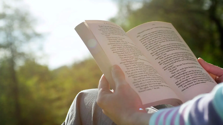 No es de extrañar entonces que los libros lleguen en el momento preciso, sin necesidad de buscarlos.