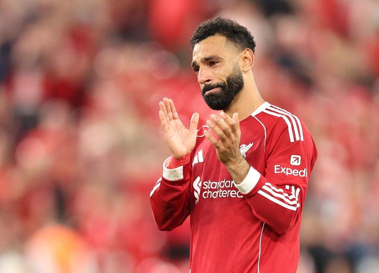 El egipcio Mohamed Salah convirtió el cuarto gol del triunfo de Liverpool y luego se emocionó con el homenaje de la gente a Diogo Jota. El egipcio Mohamed Salah convirtió el cuarto gol del triunfo de Liverpool y luego se emocionó con el homenaje de la gente a Diogo Jota. 