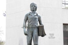 Monumento al canillita, en Montevideo (Uruguay) Monumento al canillita, en Montevideo (Uruguay)