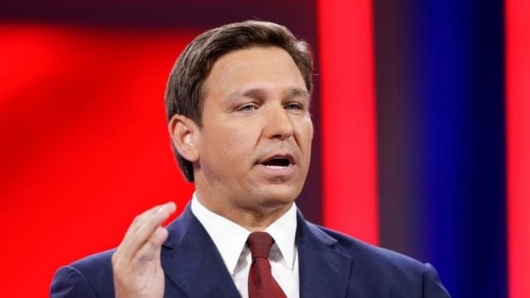 La promulgación de la ley por gobernador republicano de Florida, Ron DeSantis, coincidió con el primer día del Mes del Orgullo. Foto: REUTERS