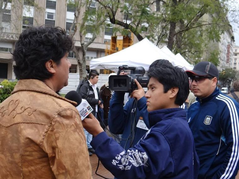 Mario Canaviri en una cobertura para Mundo Villa. Foto: gentileza Mario Canaviri. Mario Canaviri en una cobertura para Mundo Villa. Foto: gentileza Mario Canaviri.