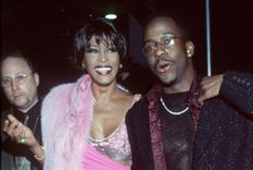 el ex de whitney houston dice que ella lo hizo consumir cocaina
