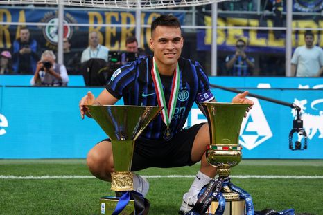 Lautaro Martínez posa con los dos trofeos que ganó en la temporada: el Scudetto de la Serie A 2025/2026 y la Copa Italia 2025/2026. Lautaro Martínez posa con los dos trofeos que ganó en la temporada: el Scudetto de la Serie A 2025/2026 y la Copa Italia 2025/2026.