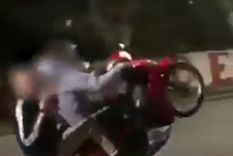 En ese instante, faltaban segundos para que los motociclistas se dieran un porrazo