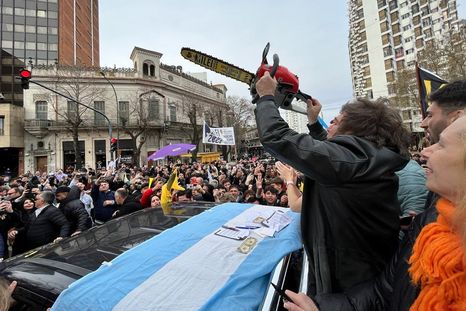 Javier Milei y la motosierra imparable. Javier Milei y la motosierra imparable.
