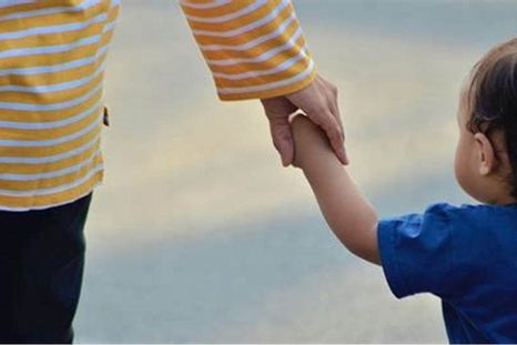 Anses brinda ayuda a los padres que adoptan a menores. Anses brinda ayuda a los padres que adoptan a menores.