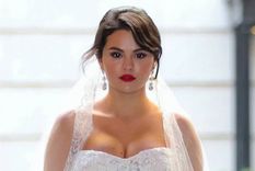 Selena Gómez sorprendió a todos con su outfit de novia.