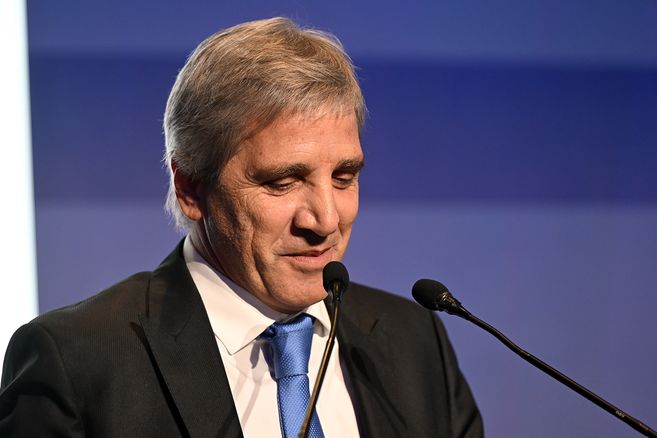 Estrategia Francella: Caputo lanza un nuevo bono en dólares para blindar el pago de la deuda