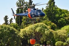 El helicóptero Halcón II Airbus AS 350 B3 de la Policía de Mendoza fue uno de los protagonistas de la mañana de Regatas Vuela en el Parque General San Martín. Foto: Maru Mena / MDZ
