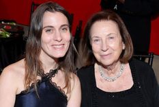 Svetlana Mojsov (derecha) junto a su hija, en la gala donde fue nombrada una de las 100 personas más influyentes de 2024 según la revista Time.