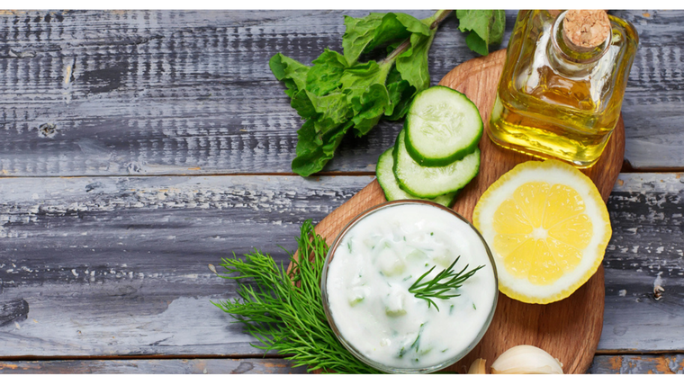 En la receta original griega, el pepino siempre se escurre para evitar exceso de agua. En la receta original griega, el pepino siempre se escurre para evitar exceso de agua.