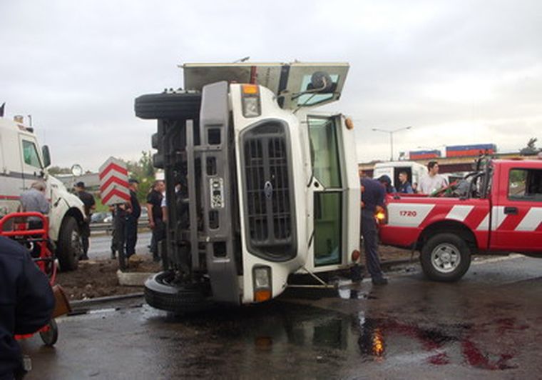 El rodado impactó contra un guardarail. Foto: Mdz
