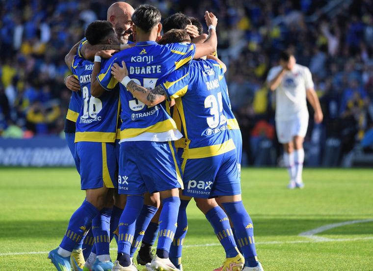 Rosario Central e Independiente se miden en el Gigante de Arroyito. Rosario Central e Independiente se miden en el Gigante de Arroyito.
