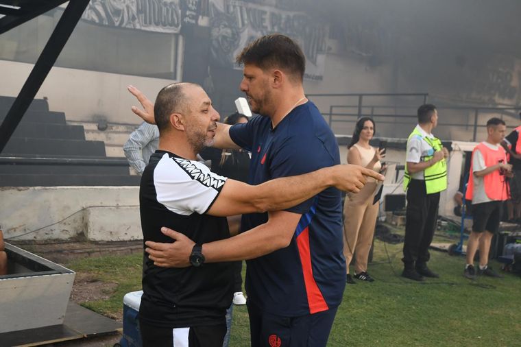Damián Ayude, DT de San Lorenzo, se saluda cordialmente con Cristian Bardaro, ayudante de campo de Ariel Boggi, el DT del Lobo. Damián Ayude, DT de San Lorenzo, se saluda cordialmente con Cristian Bardaro, ayudante de campo de Ariel Boggi, el DT del Lobo. 