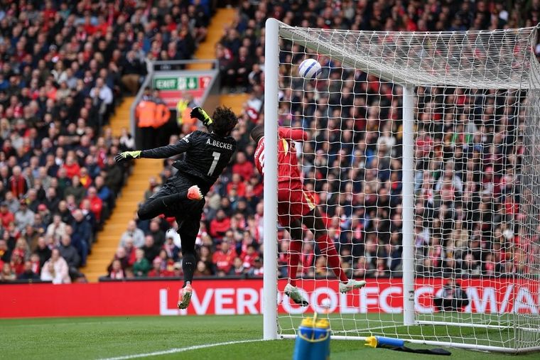 La salida de Alisson Becker le abriría una puerta al Dibu Martínez en Liverpool. La salida de Alisson Becker le abriría una puerta al Dibu Martínez en Liverpool.