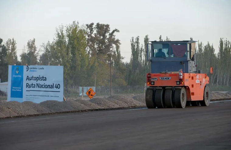 Obras paralizadas en la ruta 40, en el tramo entre Mendoza y San Juan. Obras paralizadas en la ruta 40, en el tramo entre Mendoza y San Juan.
