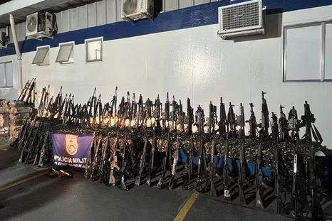El arsenal que encontraron perteneciente al Comando Vermelho