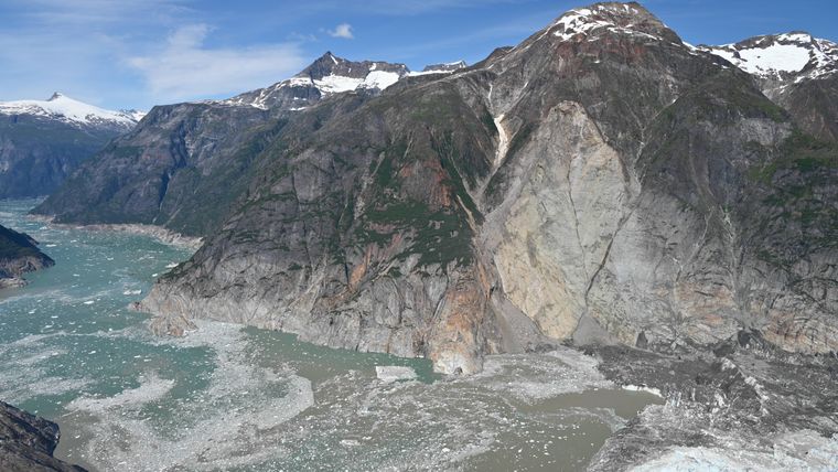 Vista aérea del deslizamiento de tierra y el tsunami de agosto de 2025 cerca del glaciar South Sawyer, en Alaska.