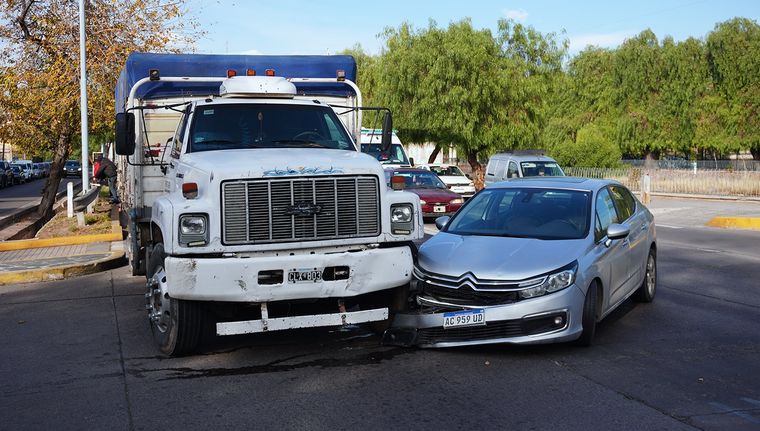 El camión y el vehículo que colisionaron en Costanera Foto: Rodrigo DAngelo / MDZ