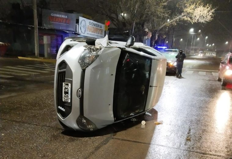 El conductor que sufrió el vuelco tras un choque en Godoy Cruz dio positivo de alcoholemia 