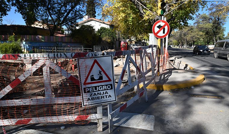 Los trabajos buscan mejorar servicios sanitarios y cloacales, pero mientras tanto impactan en el tránsito y el movimiento cotidiano urbano. Los trabajos buscan mejorar servicios sanitarios y cloacales, pero mientras tanto impactan en el tránsito y el movimiento cotidiano urbano.